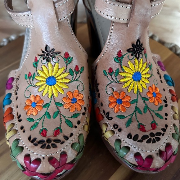 Embroidered Floral Women's Shoes from Mexico, 100% leather handmade size 4 - Picture 1 of 10